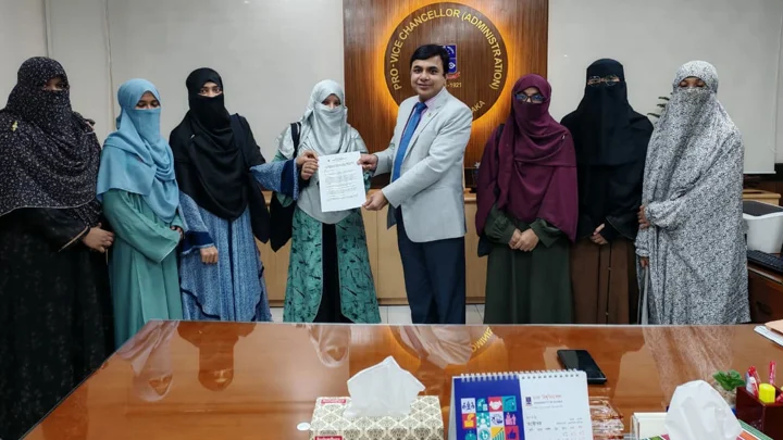 নিকাব পরিহিত শিক্ষার্থীকে হেনস্তা, ছাত্রীসংস্থার স্মারকলিপি