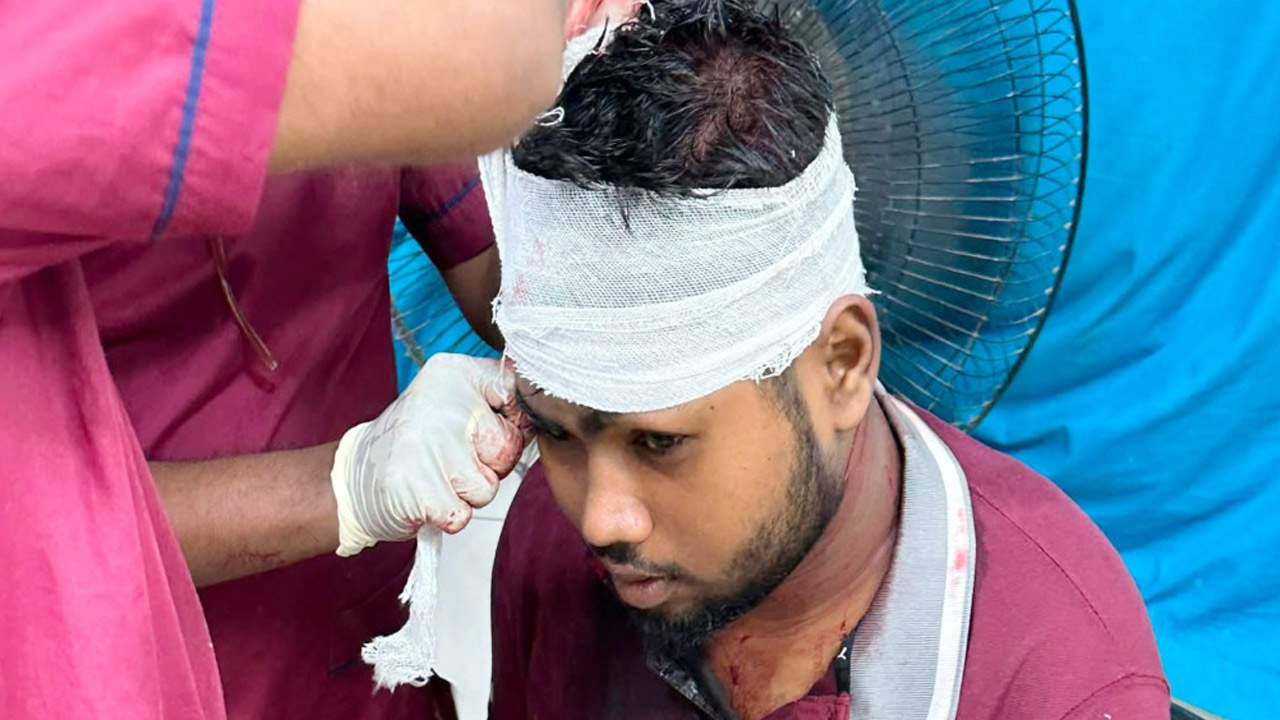 হাসপাতালে  চিকিৎসা নেন এক আহত। ছবি: এশিয়া পোস্ট