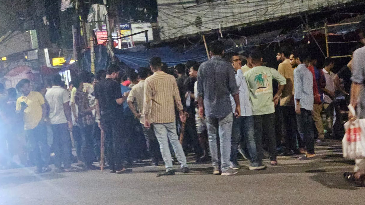 চাঁদা নিতে বাধা দেওয়ায় ঢাকা কলেজ ছাত্রদলের ওপর নিউমার্কেট যুবদলের হামলা