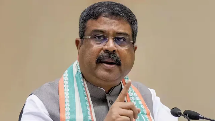 প্রশ্নফাঁসের প্রতিবাদ করতে গিয়েই রাজনীতিতে উত্থান, প্রশ্নফাঁসেই পতন
