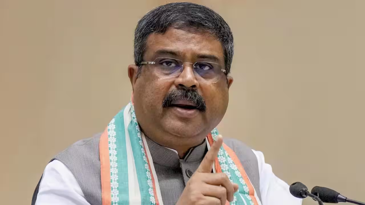 প্রশ্নফাঁসের প্রতিবাদ করতে গিয়েই রাজনীতিতে উত্থান, প্রশ্নফাঁসেই পতন