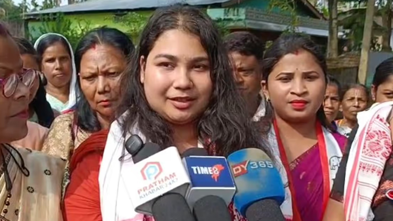 বাবা আসামের জ্যেষ্ঠ মন্ত্রী, মেয়ে সরকারবিরোধী শিক্ষার্থী বিক্ষোভে