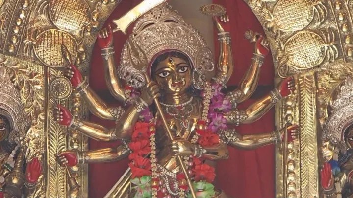 ৫২০ কেজির অষ্টধাতুর দুর্গাপ্রতিমা, হয় না বিসর্জন