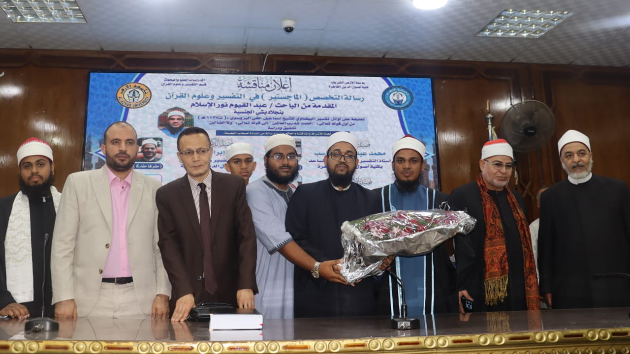 আব্দুল কাইয়ূমকে ফুলেল শুভেচ্ছা জানাচ্ছেন বাংলাদেশি শিক্ষার্থীরা। ছবি: এশিয়া পোস্ট