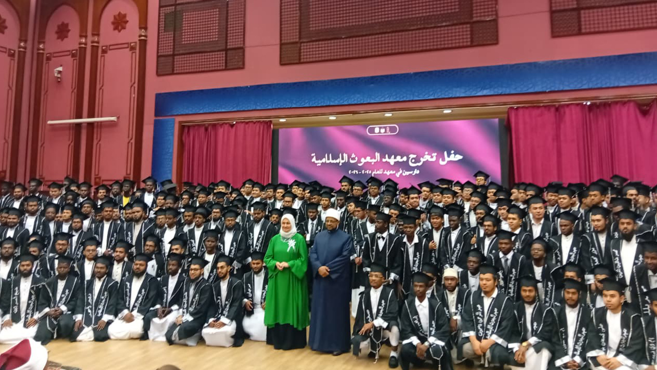 শিক্ষা সমাপনী অনুষ্ঠানে বাংলাদেশি শিক্ষার্থীসহ অন্যরা। ছবি: এশিয়া পোস্ট