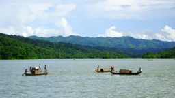 ১০৫ দিন পর কাপ্তাই হ্রদে মাছ ধরা শুরু, সরগরম ফিশারি ঘাট