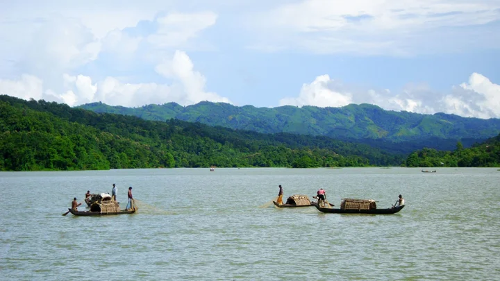 ১০৫ দিন পর কাপ্তাই হ্রদে মাছ ধরা শুরু, সরগরম ফিশারি ঘাট