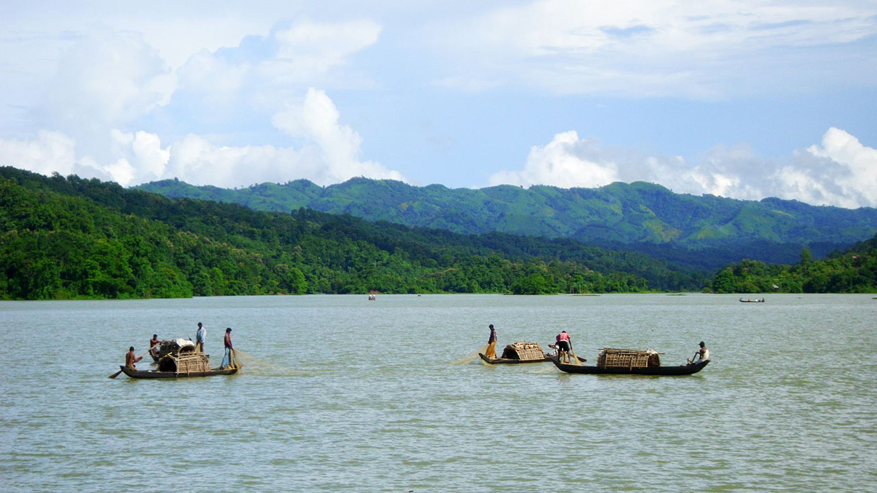 ১০৫ দিন পর কাপ্তাই হ্রদে মাছ ধরা শুরু, সরগরম ফিশারি ঘাট