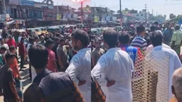 চাঁদাবাজির প্রতিবাদে ঢাকা-ময়মনসিংহ মহাসড়ক অবরোধ 
