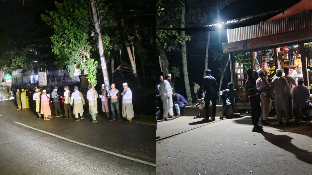 সড়কে স্থানীয় জামায়াতের নেতাকর্মীদের অবস্থান। ছবি : এশিয়া পোস্ট