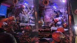 এক্সপ্রেসওয়েতে দুই বাসের সংঘর্ষ, দরজা ভেঙে যাত্রী উদ্ধার