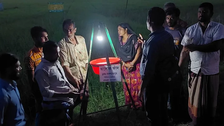 বাগেরহাটে পোকা দমনে কৃষকপ্রিয় হচ্ছে ‘আলোক ফাঁদ’