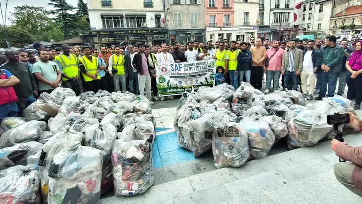 প্যারিসে বাংলাদেশিসহ ২৪০ স্বেচ্ছাসেবীর পরিচ্ছন্নতা অভিযান