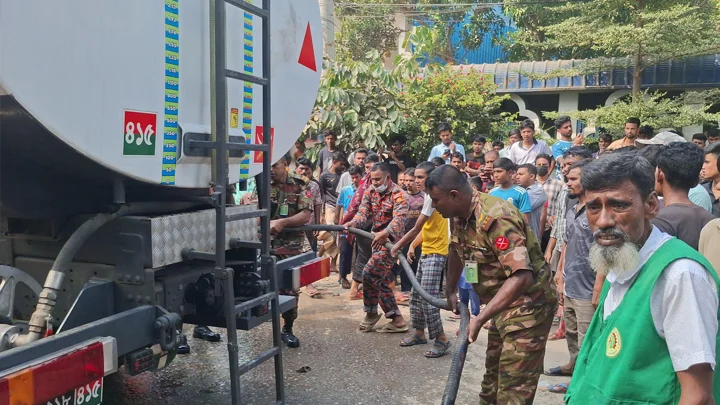 আগুন নিয়ন্ত্রণে টঙ্গীর ওষুধ কারখানায় সেনাবাহিনী-বিজিবি