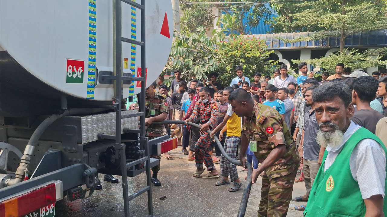 আগুন নিয়ন্ত্রণে টঙ্গীর ওষুধ কারখানায় সেনাবাহিনী-বিজিবি