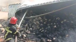 গাজীপুরে সাড়ে ৩ ঘণ্টা পর দুই কারখানার আগুন নিয়ন্ত্রণে