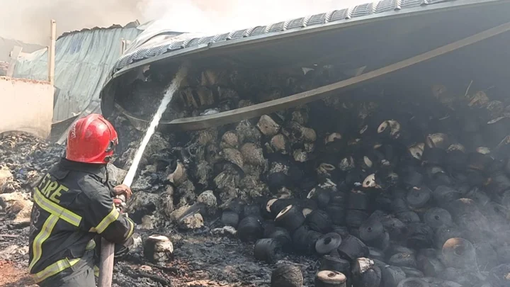 গাজীপুরে সাড়ে ৩ ঘণ্টা পর দুই কারখানার আগুন নিয়ন্ত্রণে