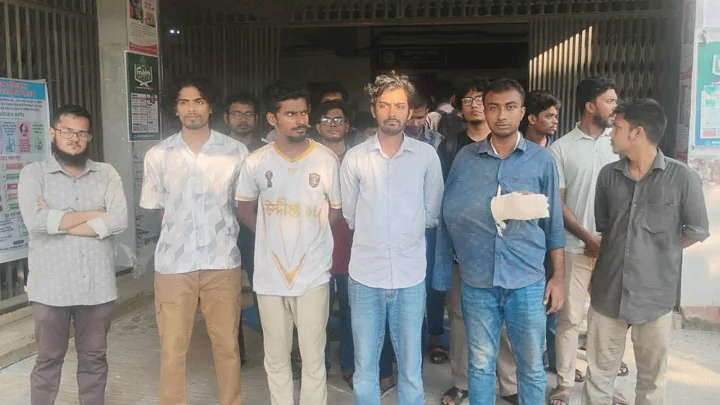 গোবিপ্রবি ছাত্র গণমঞ্চের সদস্যসচিব শাওনের ওপর হামলার প্রতিবাদে বিক্ষোভ