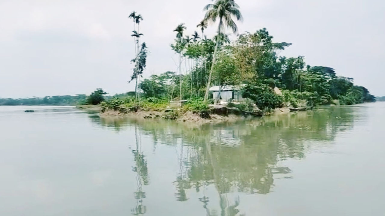 দুই নদীর মোহনায় অবরুদ্ধ গ্রাম, প্রতিদিন ভাঙনের সঙ্গে লড়াই