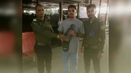 শাহজালালে হারানো পাসপোর্ট-স্বর্ণালংকার যাত্রীর কাছে হস্তান্তর
