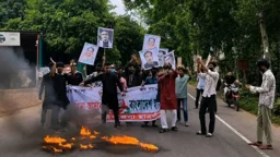 ঢাকা-খুলনা মহাসড়কে আগুন জ্বালিয়ে নিষিদ্ধ ছাত্রলীগের বিক্ষোভ