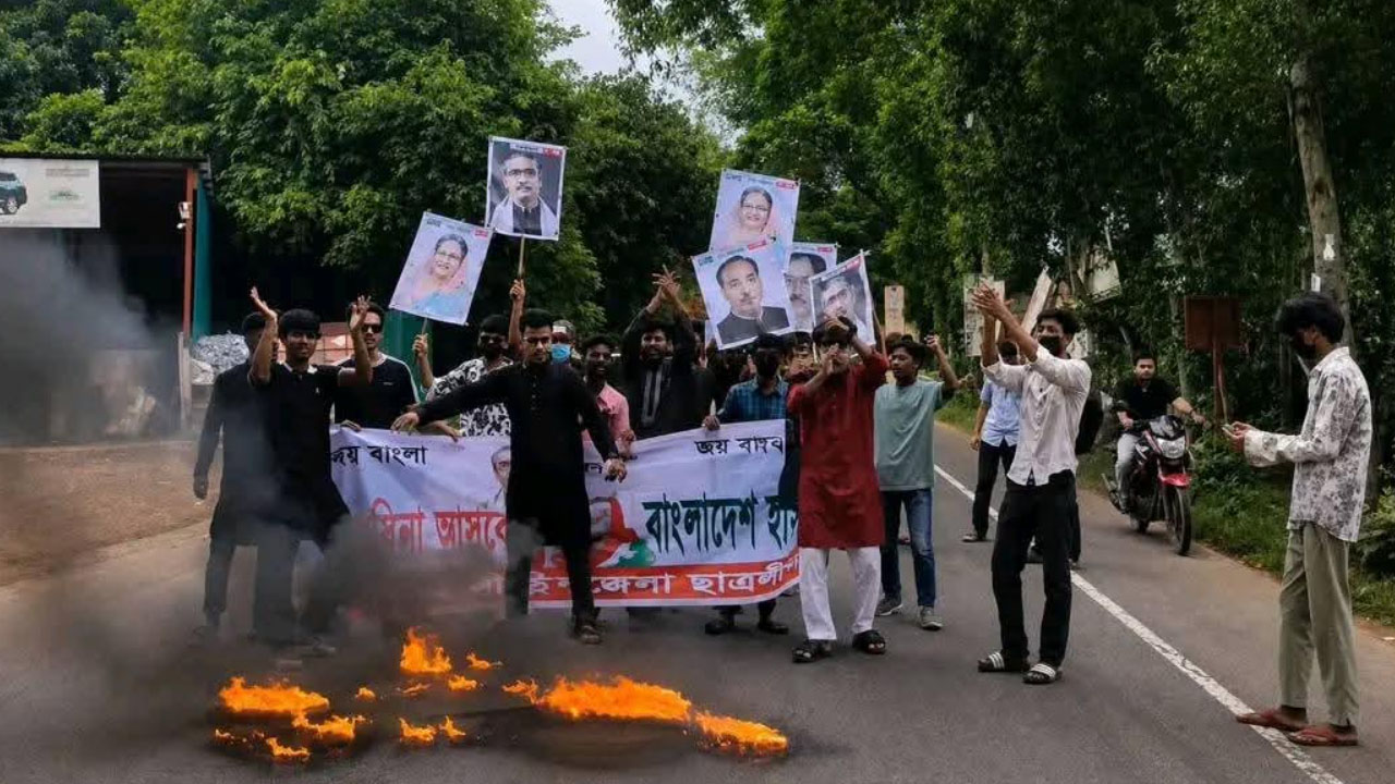 ঢাকা-খুলনা মহাসড়কে আগুন জ্বালিয়ে নিষিদ্ধ ছাত্রলীগের বিক্ষোভ