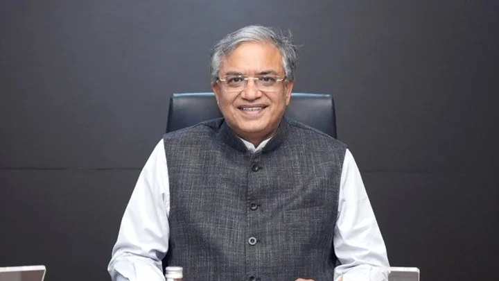 ভারতের সেই সিইসির ঢাল হলেন ৪২ সাবেক বিচারপতি