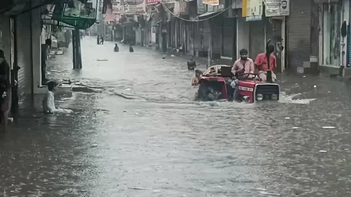 দিল্লিতে টানা ভারী বৃষ্টি, রেড অ্যালার্ট জারি