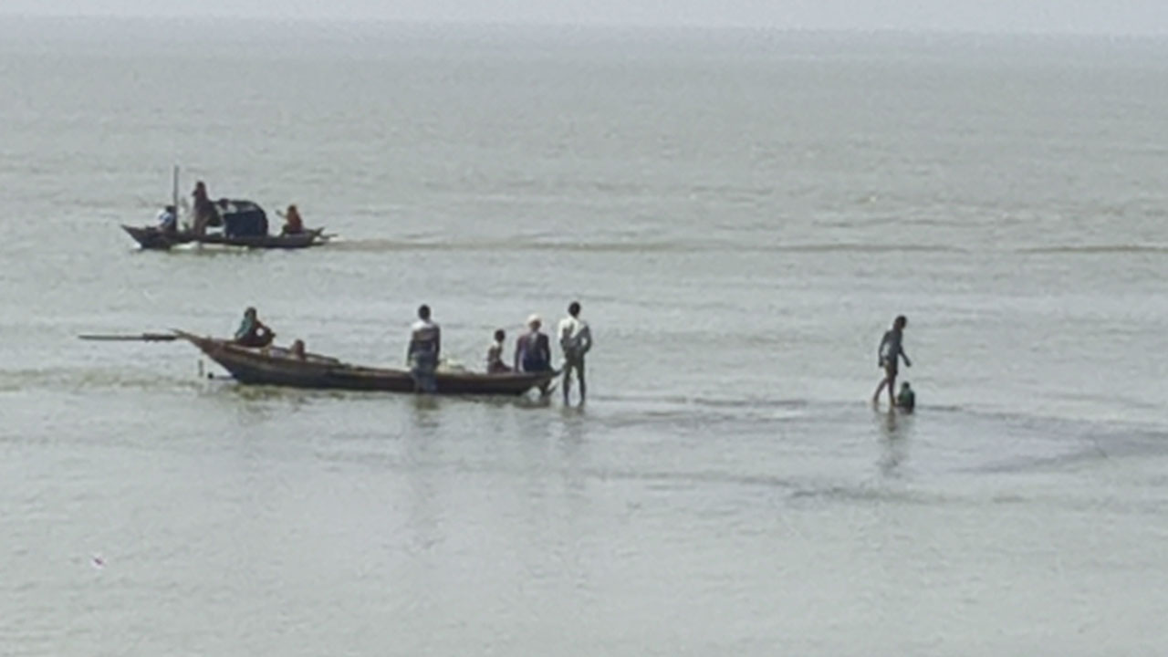 লক্ষ্মীপুরের মেঘনা নদীর বিভিন্ন এলাকায় ইলিশ শিকার চলছে। ছবি : এশিয়া পোস্ট