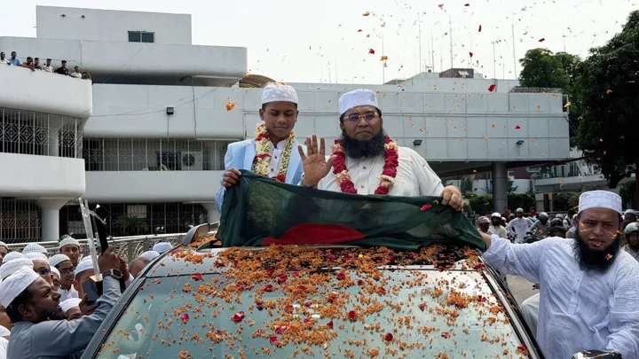 ইহতিশামুলকে ছাদখোলা মাইক্রোবাসে সংবর্ধনা 