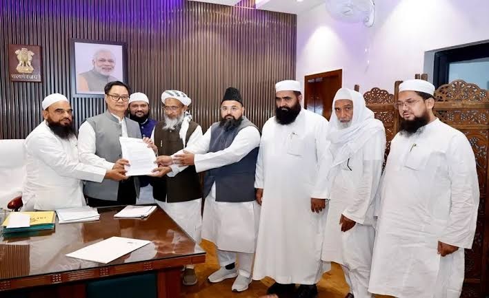 কেন্দ্রীয় সংখ্যালঘুবিষয়ক মন্ত্রী কিরেন রিজিজুর কাছে স্মারকলিপি জমা দেন জমিয়তে উলামায়ে হিন্দের নেতারা। ছবি: ক্ল্যারিয়ন ইন্ডিয়া