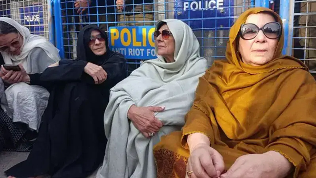 IMRAN-KHAN-SISTERS