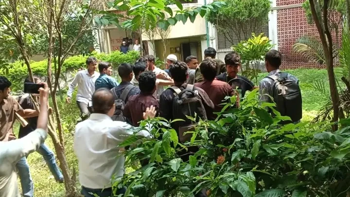 বাসে উচ্চ স্বরে গল্প করায় সংঘর্ষ, ইবির ৩ শিক্ষার্থী বহিষ্কার