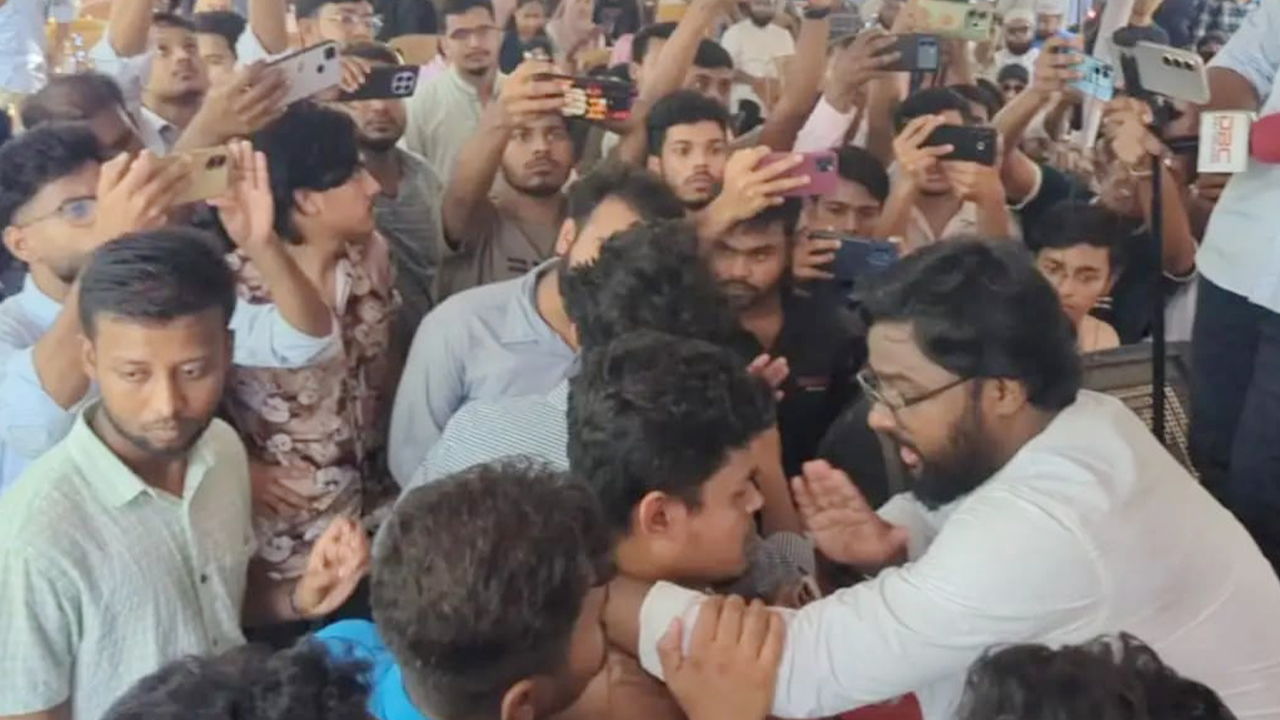 ইবিতে ছাত্রশক্তি ও বৈষম্যবিরোধী নেতাকর্মীদের বাগ্বিতণ্ডা