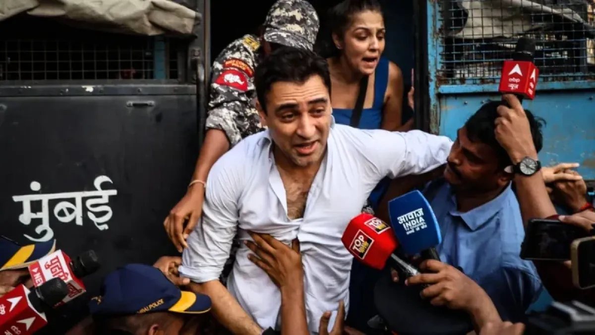 ১০ অক্টোবর, ককরোচ জনতা পার্টির (সিজেপি) বিক্ষোভ চলাকালে বলিউড অভিনেতা ইমরান খানকে আটক করা হয়। ছবি: সামাজিক যোগাযোগমাধ্যম এক্স