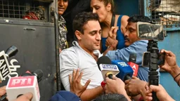 প্রেমিকাসহ বিক্ষোভে আটক ইমরান খানের বিরুদ্ধে মামলা