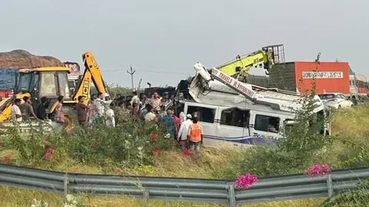 ভারতে তীর্থযাত্রীবাহী গাড়ি উল্টে ৮ জন নিহত 