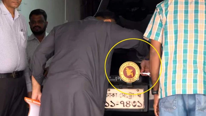 গাড়ি থেকে নিজ হাতে সরকারি লোগো খুলে ফেললেন ইশরাক হোসেন