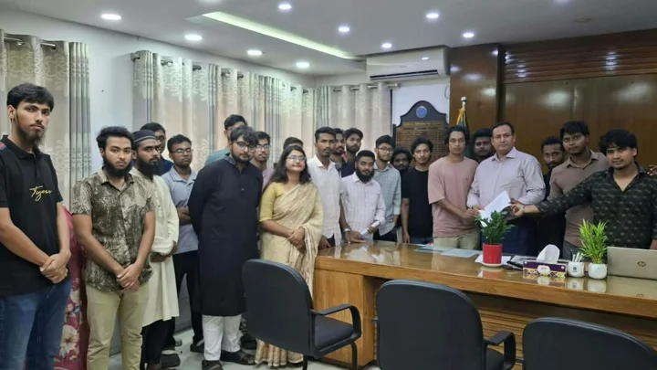 শ্রেণিকক্ষ সংকটে জাবির ব্যবসায় শিক্ষা অনুষদের শিক্ষার্থীরা
