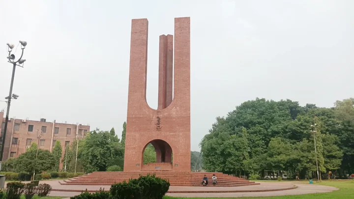 জাহাঙ্গীরনগর বিশ্ববিদ্যালয়ে গভীর রাতে ৩ নারীসহ আটক ৫