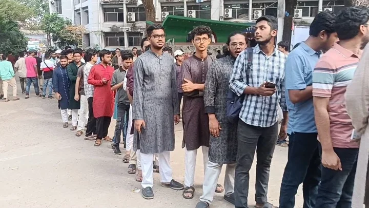 জবিতে গরুভোজে শিক্ষার্থীদের উপচে পড়া ভিড়, ৬ বুথে খাবার বিতরণ