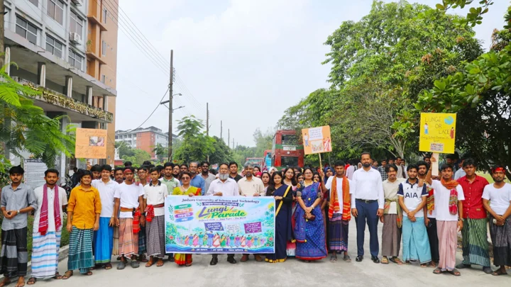 পোশাকের ট্যাবু ভেঙে যবিপ্রবিতে ‘লুঙ্গি প্যারেড’