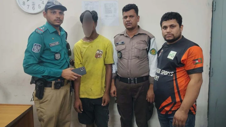 মোবাইল ছিনিয়ে পালানোর চেষ্টা, যুবক গ্রেপ্তার