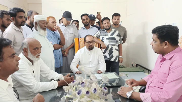 হঠাৎ সাব-রেজিস্ট্রার অফিসে এমপি, দলিল লেখককে শোকজ