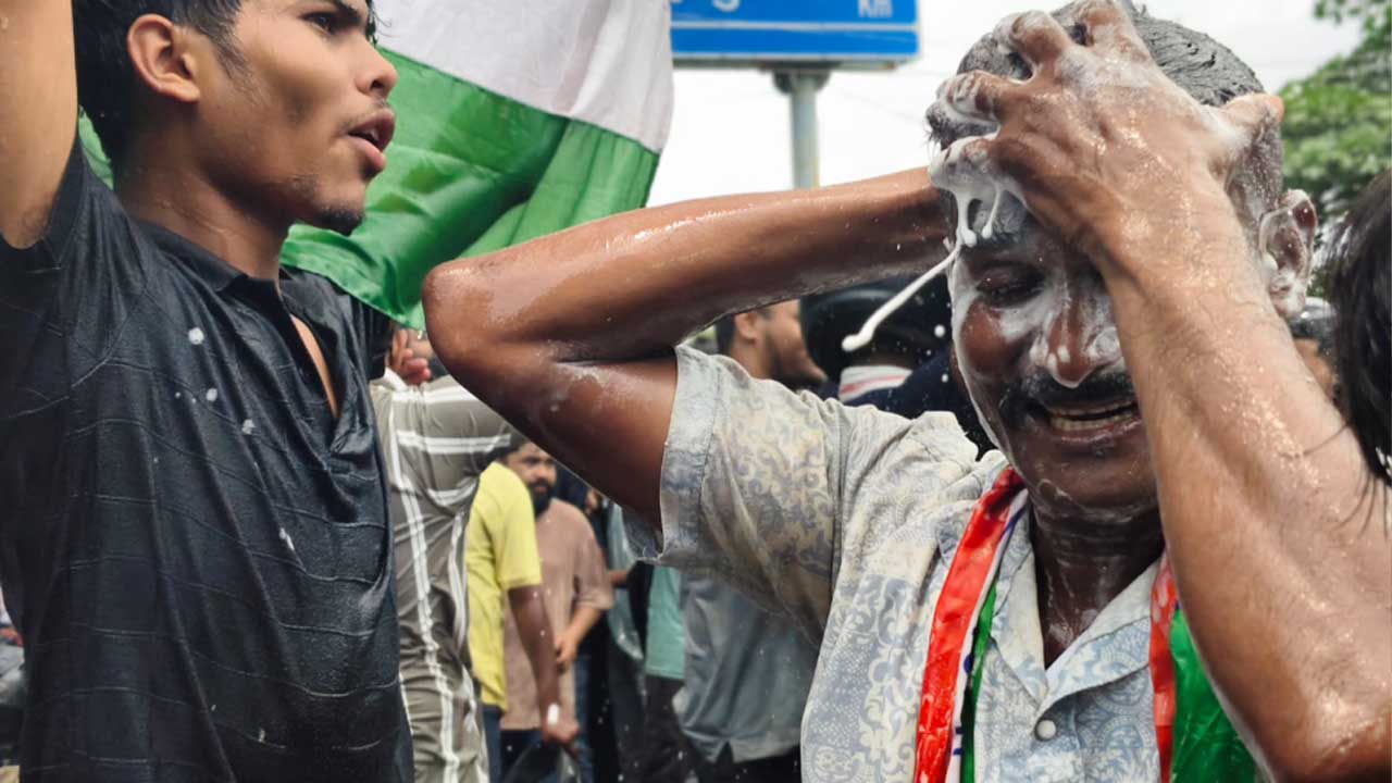 পুলিশের ছোড়া জলকামানে শ্যাম্পু দিয়ে গোসল করছেন একজন বিক্ষোভকারী। ছবি: সংগৃহীত