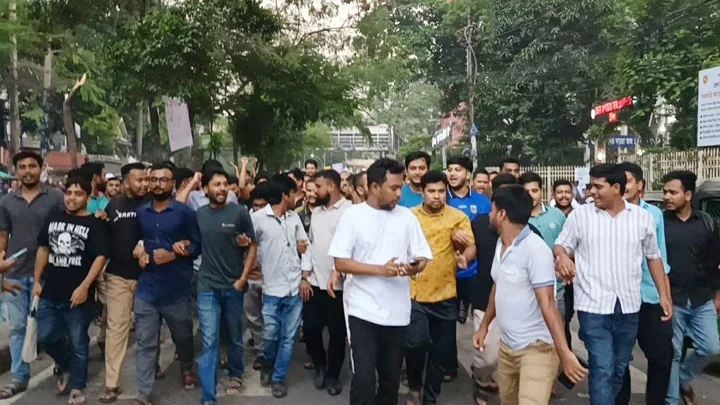 শিক্ষক নিয়োগে কমিটি পদ্ধতি নয়, এনটিআরসিএ বহালের দাবিতে জবিতে বিক্ষোভ