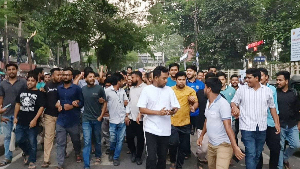 শিক্ষক নিয়োগে কমিটি পদ্ধতি নয়, এনটিআরসিএ বহালের দাবিতে জবিতে বিক্ষোভ