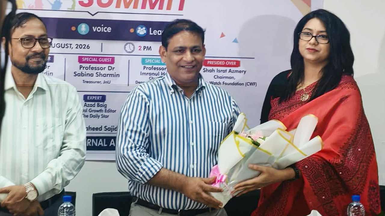 আনিসুর রহমান খোকন তালুকদারকে ফুল দিয়ে শুভেচ্ছা জানানো হয়। ছবি: এশিয়া পোস্ট