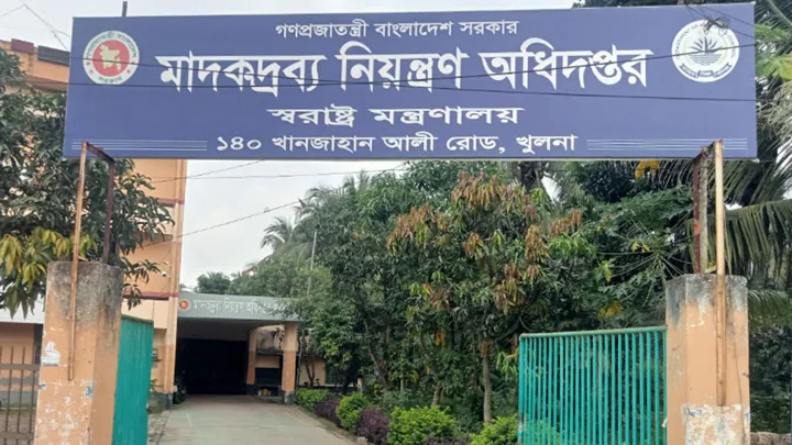 খুলনায় লাফিয়ে বাড়ছে অপরাধ, ভাড়ার গাড়িতে চলছে মাদকবিরোধী অভিযান