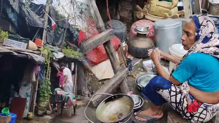 ৪৯ দিন পানি নেই কলকাতার মুসলিম কলোনিতে
